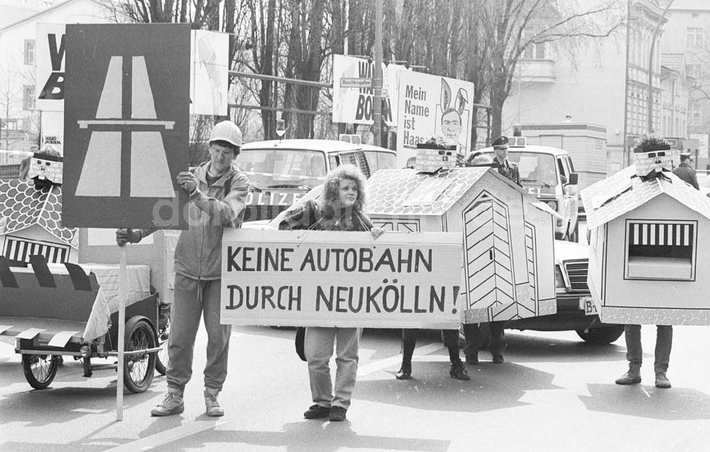 DDR-Bildarchiv: Berlin - U-Bahnhof Grenzallee, Abrißprotest gegen Autobahn 16.04.1993