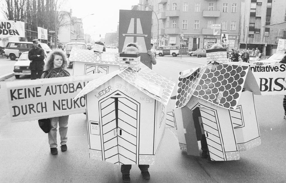 DDR-Fotoarchiv: Berlin - U-Bahnhof Grenzallee, Abrißprotest gegen Autobahn 16.04.1993