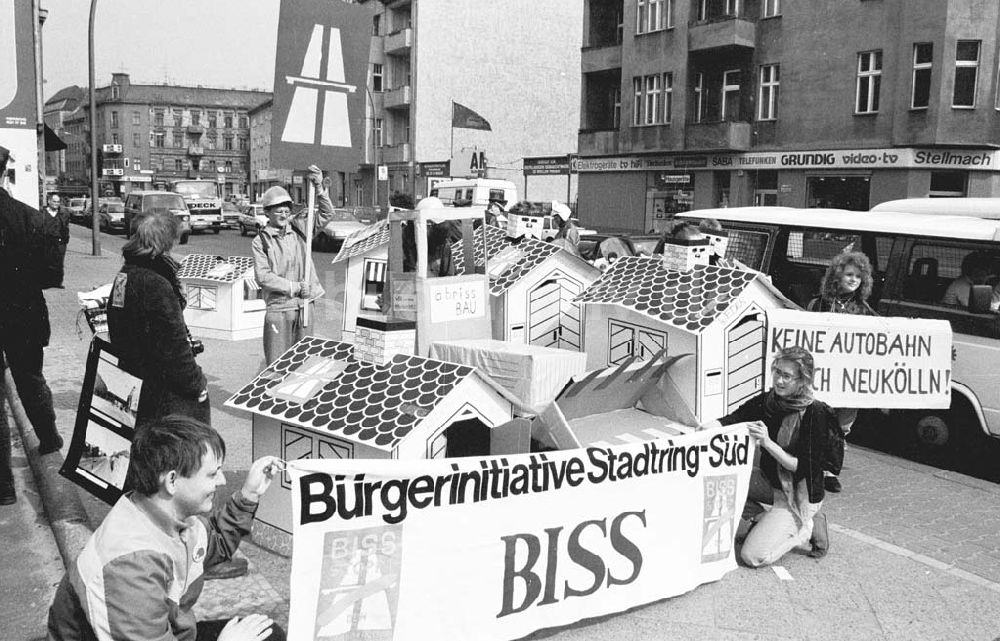 Berlin: U-Bahnhof Grenzallee, Abrißprotest gegen Autobahn 16.04.1993