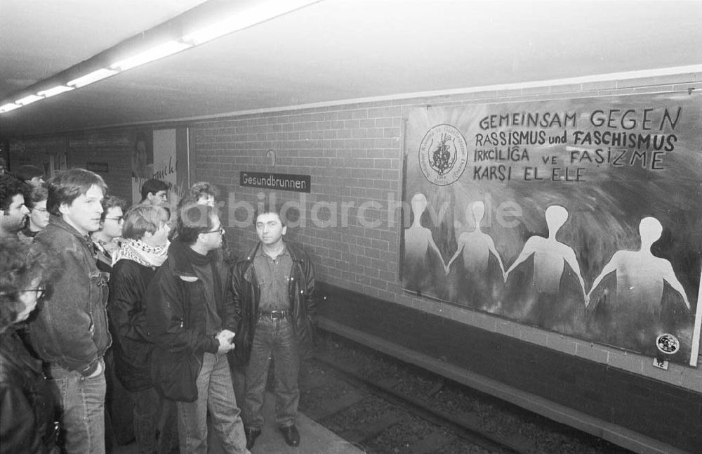 Berlin: U-Bhf.-Gesundbrunnen antifaschistische Plakatausstellung DGB 08.02.1993