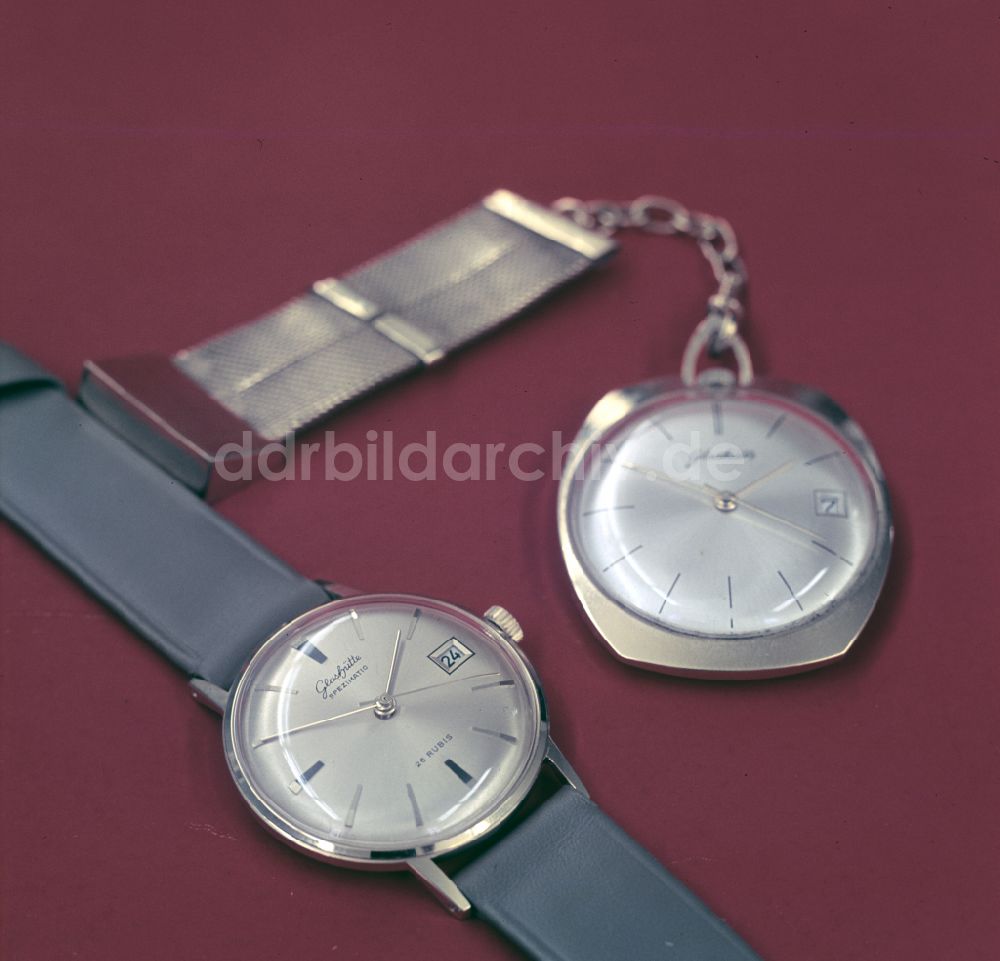 Glashütte: Uhren aus dem VEB Glashütter Uhrenbetriebe in Glashütte in der DDR