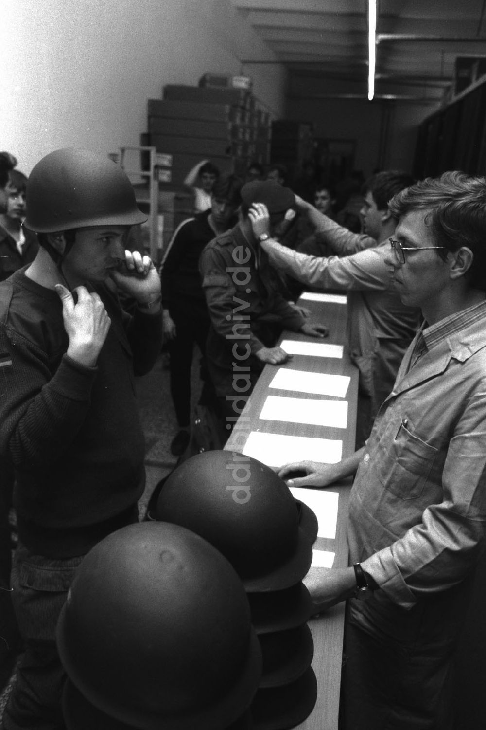 DDR-Bildarchiv: Brandenburg - Umkleidung von NVA-Soldaten in Bundeswehr-Uniformen südlich von Potsdam1990Foto: Grahn