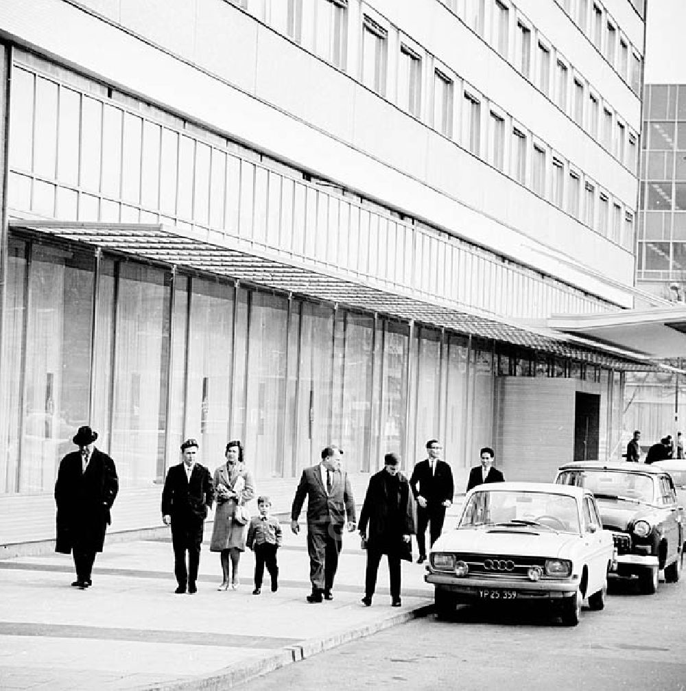 Berlin - Mitte: Unter den Linden - Ecke Friedrichstraße in Berlin / Mitte Auf dem Parkplatz vor dem Interhotel Foto: Barth Umschlagnr