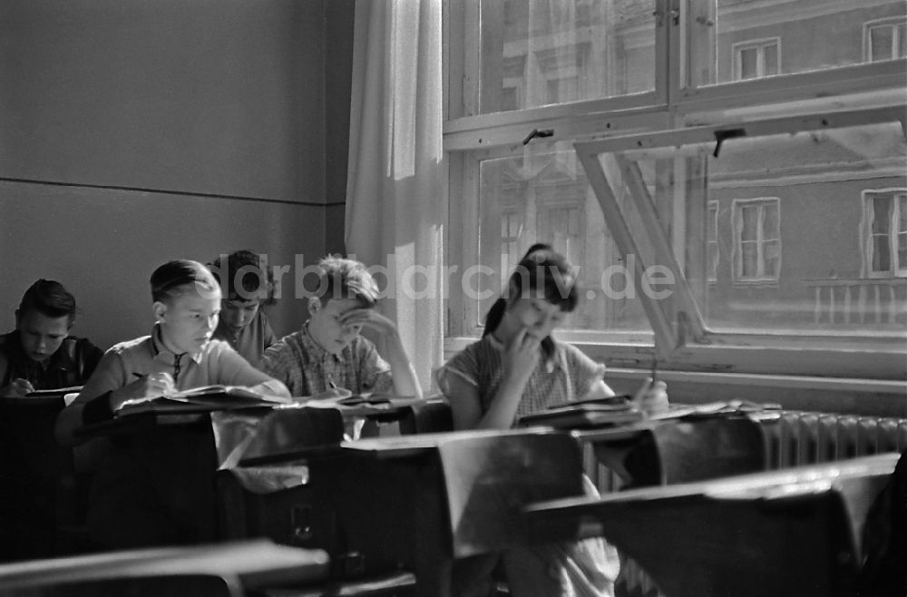 DDR-Bildarchiv: Berlin - Unterricht in einem Klassenraum im Ortsteil Friedrichshain in Berlin in der DDR