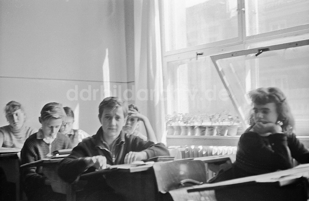 Berlin: Unterricht in einem Klassenraum im Ortsteil Friedrichshain in Berlin in der DDR