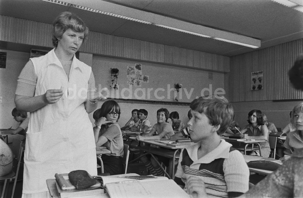 Berlin: Unterricht an der 14. Polytechnischen Oberschule in Lichtenberg in Berlin in der DDR