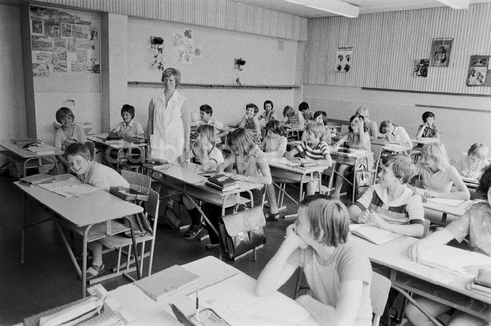 DDR-Bildarchiv: Berlin - Unterricht an der 14. Polytechnischen Oberschule in Lichtenberg in Berlin in der DDR