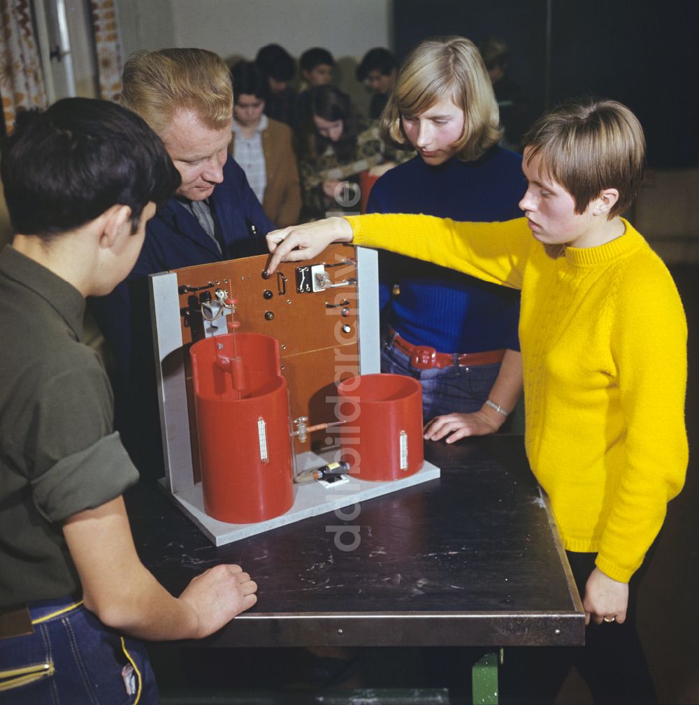 Vetschau/Spreewald: Unterricht Polytechnischen Unterricht im Kraftwerk in Lübbenau/Spreewald in der DDR