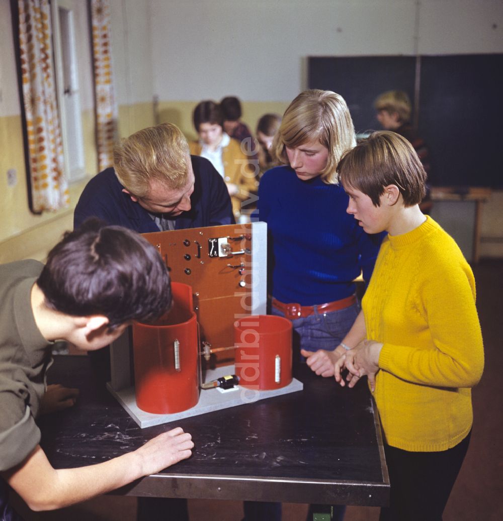 DDR-Bildarchiv: Vetschau/Spreewald - Unterricht Polytechnischen Unterricht im Kraftwerk in Lübbenau/Spreewald in der DDR