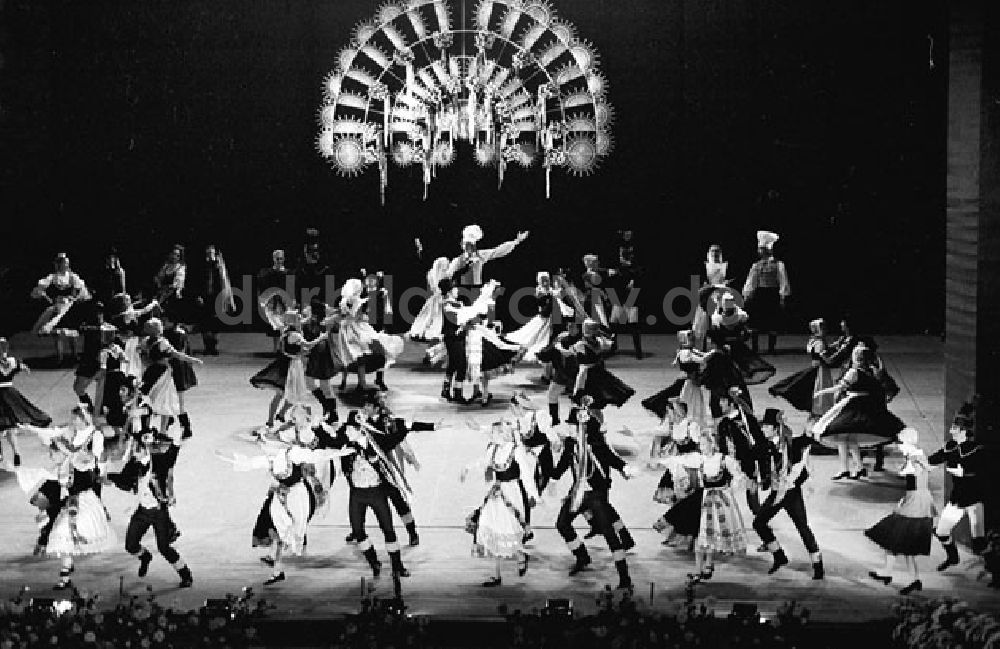 DDR-Fotoarchiv: Berlin Mitte - Uraufführung Galaprogramm Staatsoper Veröffentlicht 30