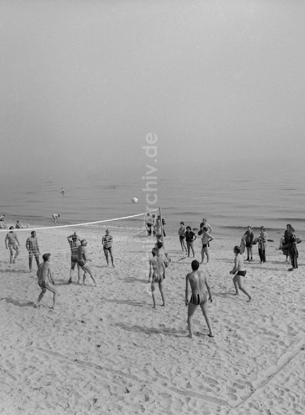 Ddr Bildarchiv Ckeritz Urlauber Spielen Am Strand In Ckeritz An Der Ostsee Volleyball Im