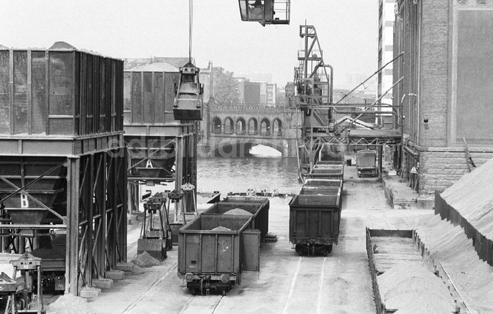 DDR-Fotoarchiv: Berlin - VEB Binnenhafen Bln./Berliner Osthafen 07.08.89 Foto: ND/Grahn Umschlagnummer: 0926