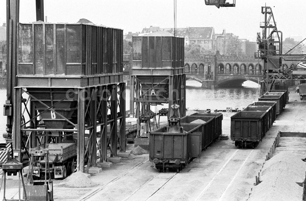 DDR-Fotoarchiv: Berlin - VEB Binnenhafen Bln./Berliner Osthafen 07.08.89 Foto: ND/Grahn Umschlagnummer: 0926