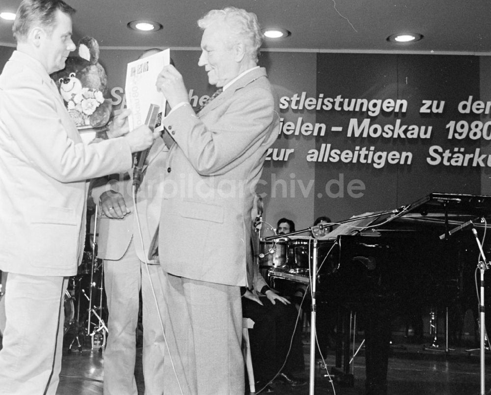 DDR-Fotoarchiv: Berlin - Verabschiedung der Olympioniken zu den Olypischen Sommerspielen Moskau in Berlin in der DDR