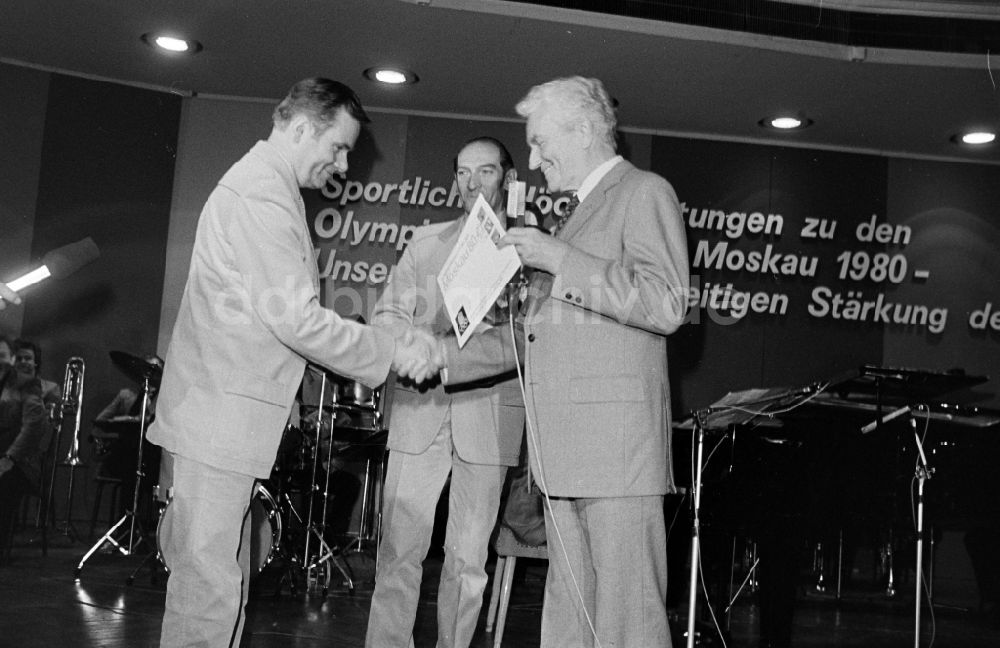 Berlin: Verabschiedung der Olympioniken zu den Olypischen Sommerspielen Moskau in Berlin in der DDR