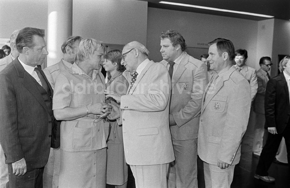 DDR-Bildarchiv: Berlin - Verabschiedung der Olympioniken zu den Olypischen Sommerspielen Moskau in Berlin in der DDR