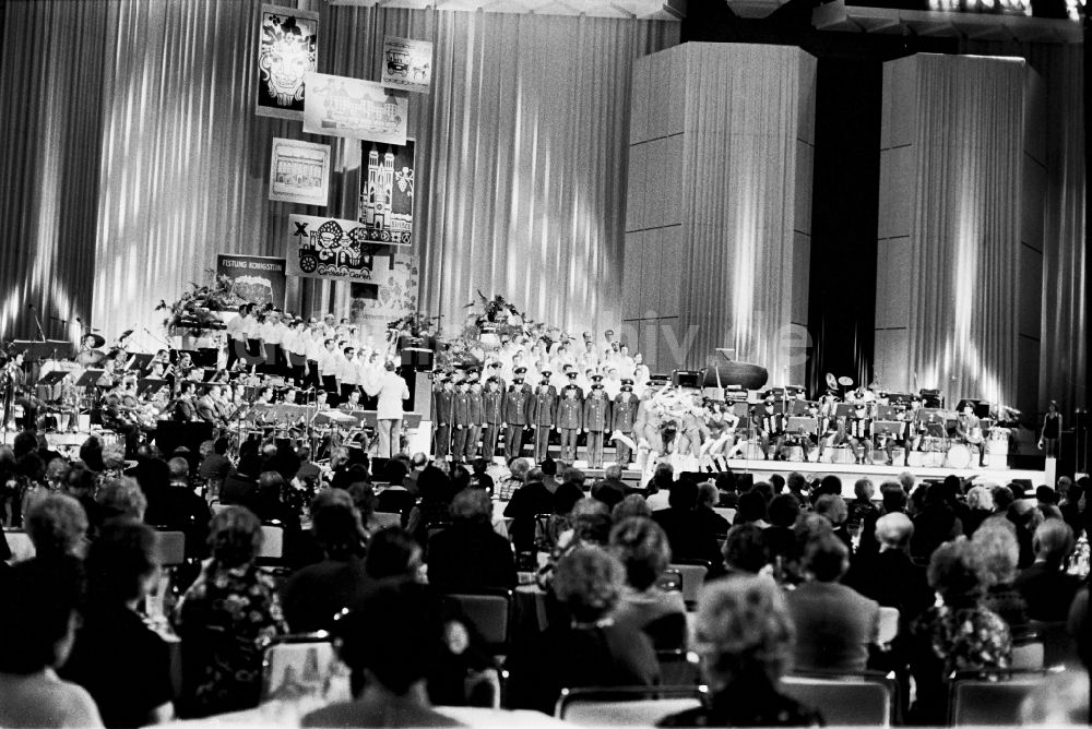 DDR-Fotoarchiv: Berlin - Veranstaltung im Rahmen der Dresdner Kulturtage im Palast der Republik in Berlin in der DDR