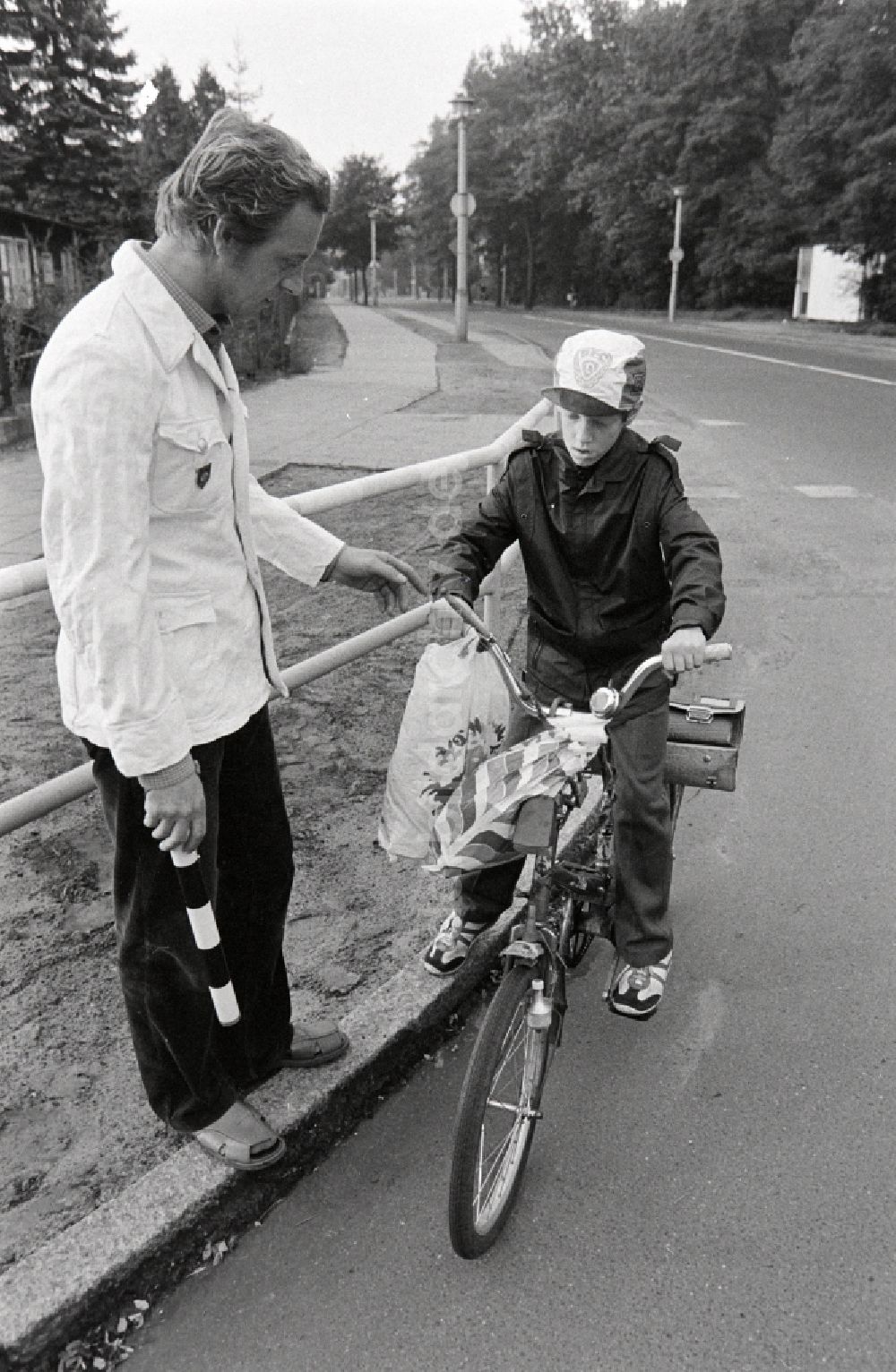 Berlin: Verkehrshelfer für Fußgänger an der Kreuzung in Berlin in der DDR