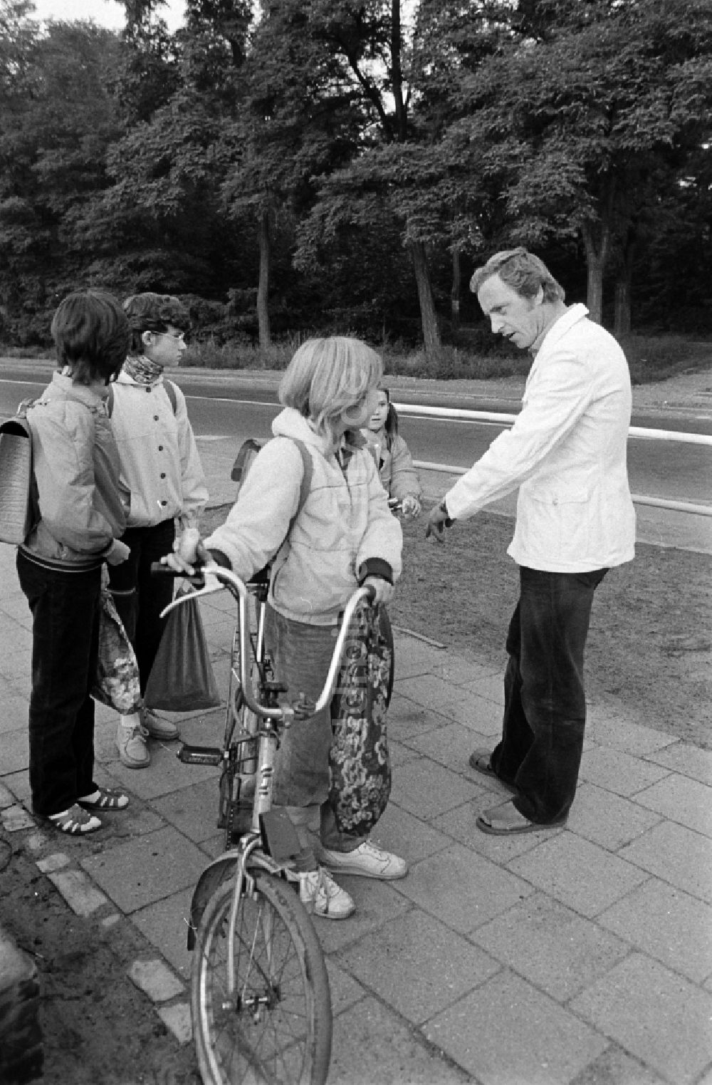 DDR-Fotoarchiv: Berlin - Verkehrshelfer für Fußgänger an der Kreuzung in Berlin in der DDR