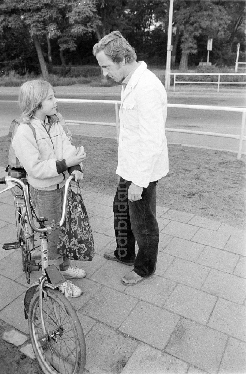 Berlin: Verkehrshelfer für Fußgänger an der Kreuzung in Berlin in der DDR