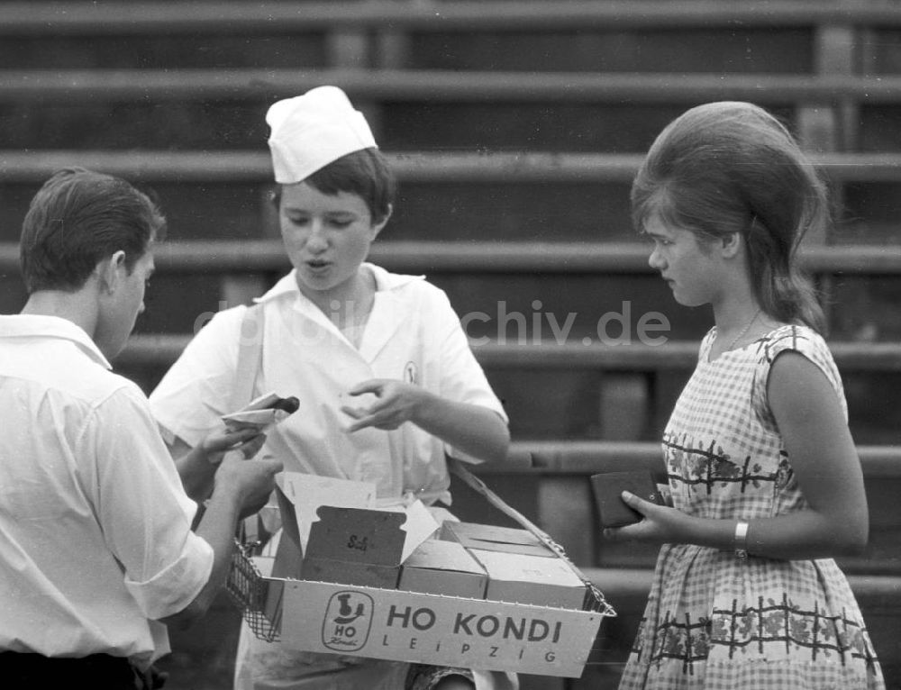 Leipzig: Verkäuferin der HO Kondi auf dem Turnfest in Leipzig, 1963