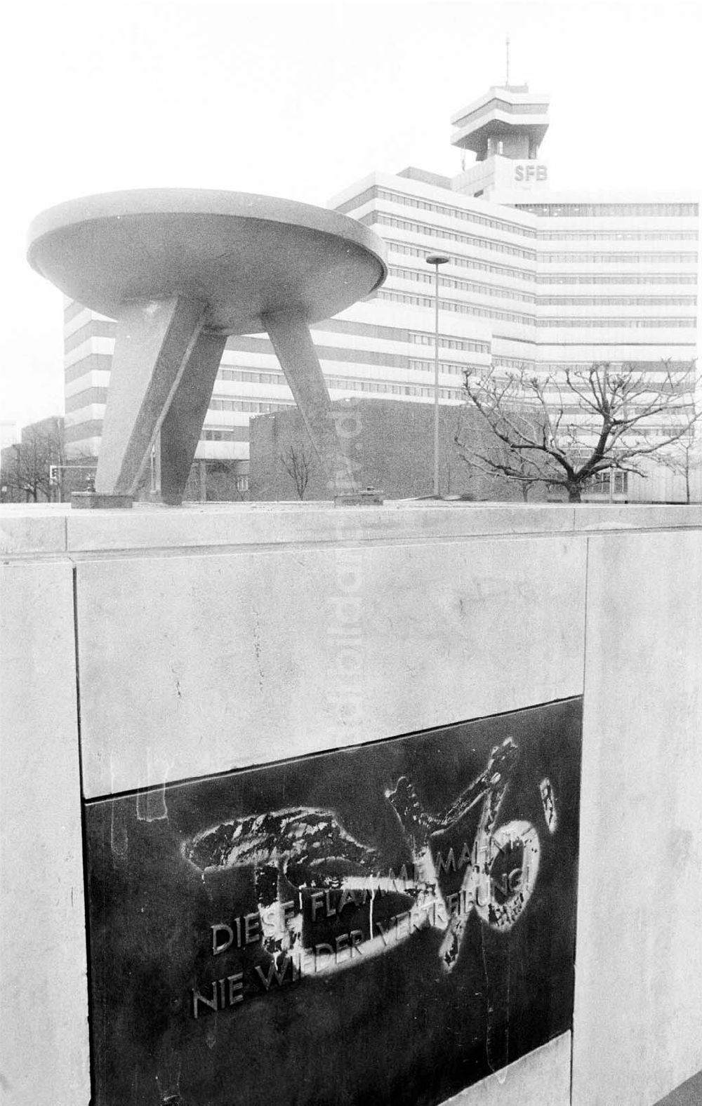 DDR-Bildarchiv: 2 - Vertriebenen-Denkmal am Theodor Heuss-Platz in Berlin -Charlottenburg 17.02.1993