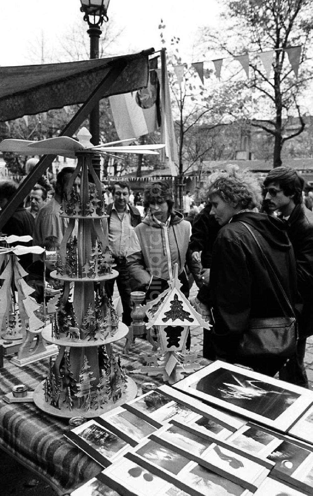 DDR-Fotoarchiv: Berlin - Volksfest Arkonaplatz und Thälmann Park Umschlagnr.: 1110 Foto: Schönfeld