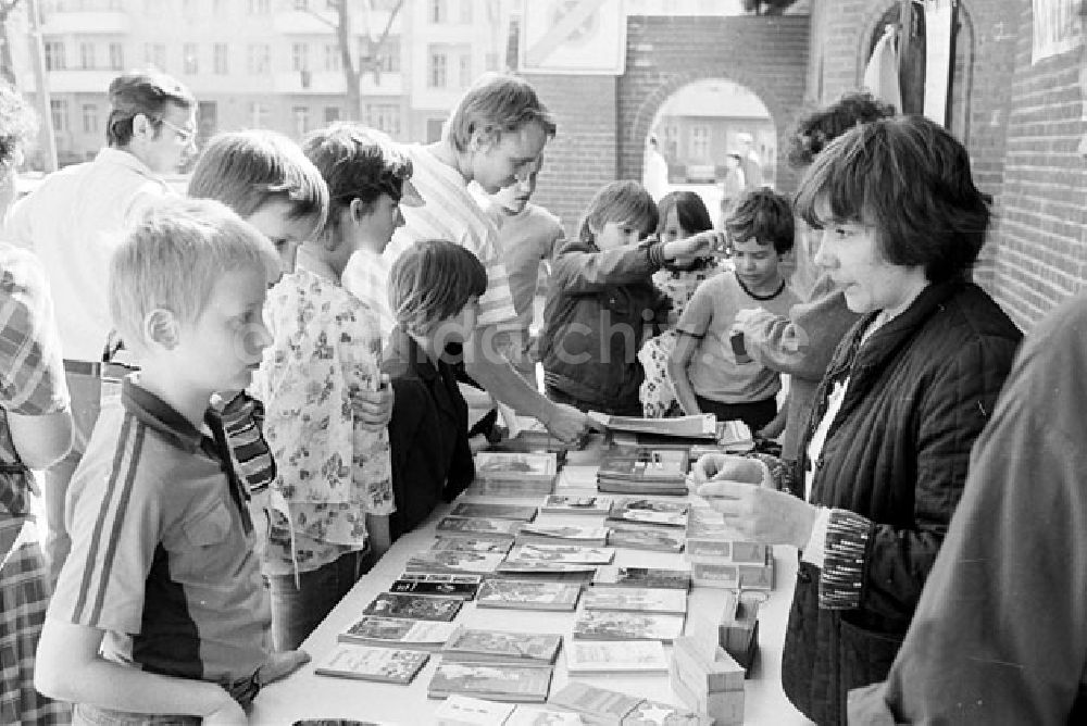 DDR-Bildarchiv: Berlin Friedrichshain - Volksfest zum 1.Mai am Thälmann-Park Foto: Bonitz Umschlag : 532