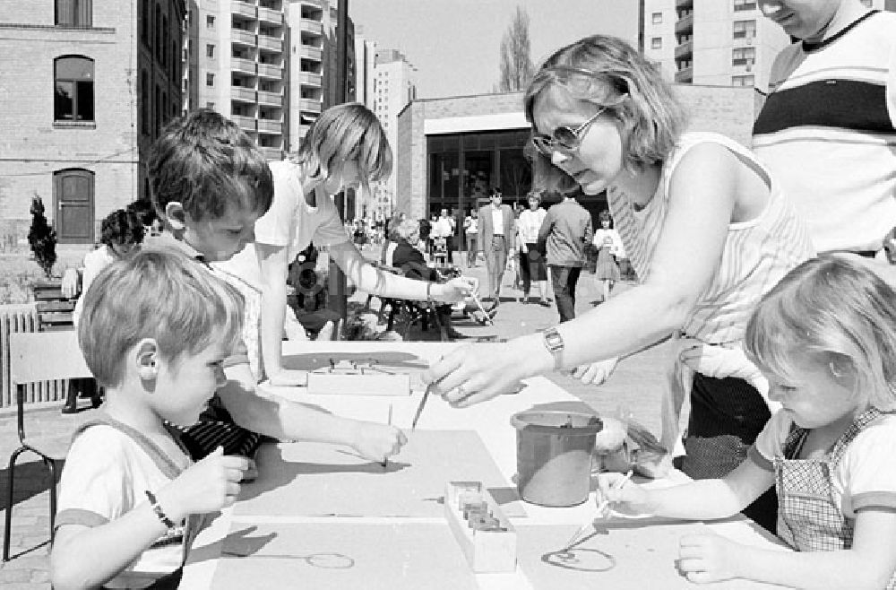 DDR-Fotoarchiv: Berlin Friedrichshain - Volksfest zum 1.Mai am Thälmann-Park Foto: Bonitz Umschlag : 532