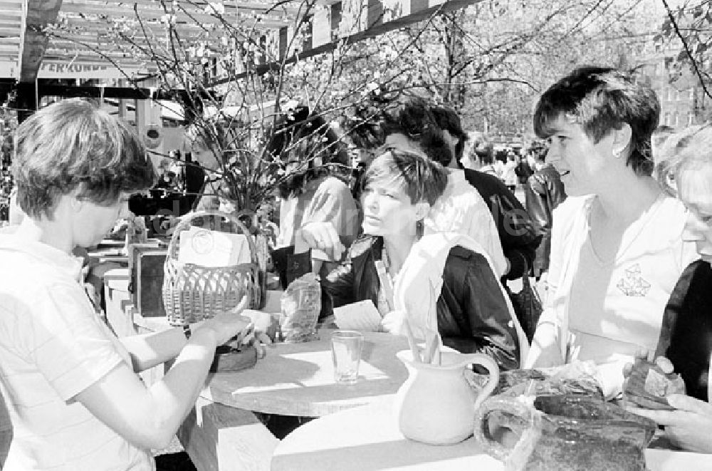 Berlin Friedrichshain: Volksfest zum 1.Mai am Thälmann-Park Foto: Bonitz Umschlag : 532