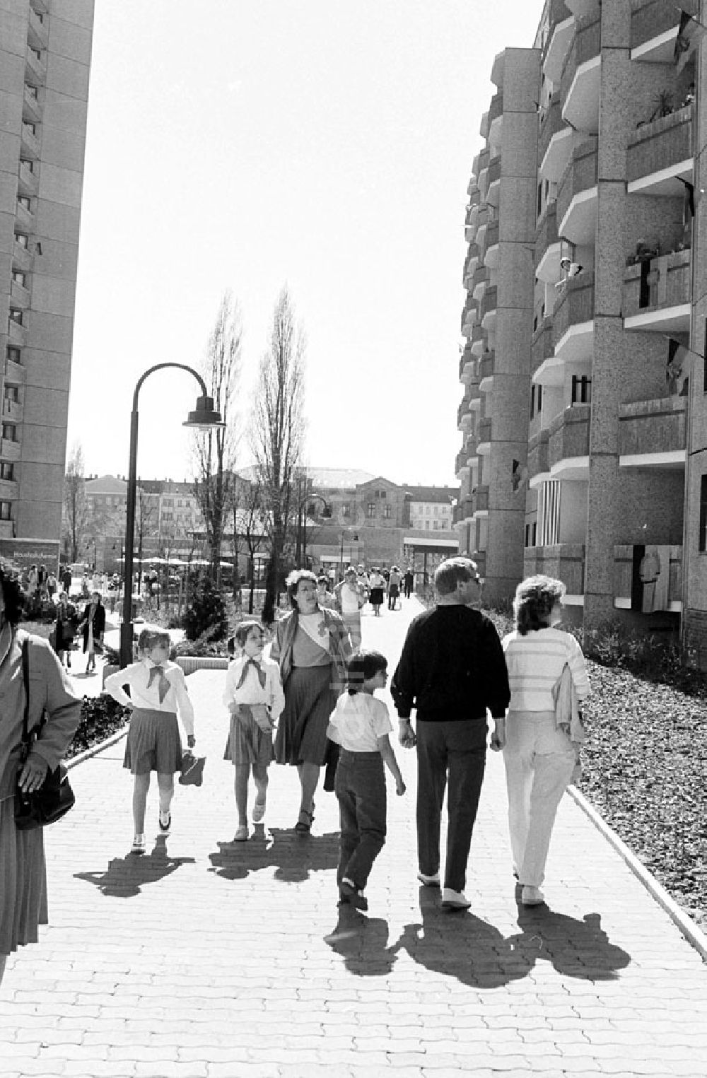 DDR-Bildarchiv: Berlin Friedrichshain - Volksfest zum 1.Mai am Thälmann-Park Foto: Bonitz Umschlag : 532