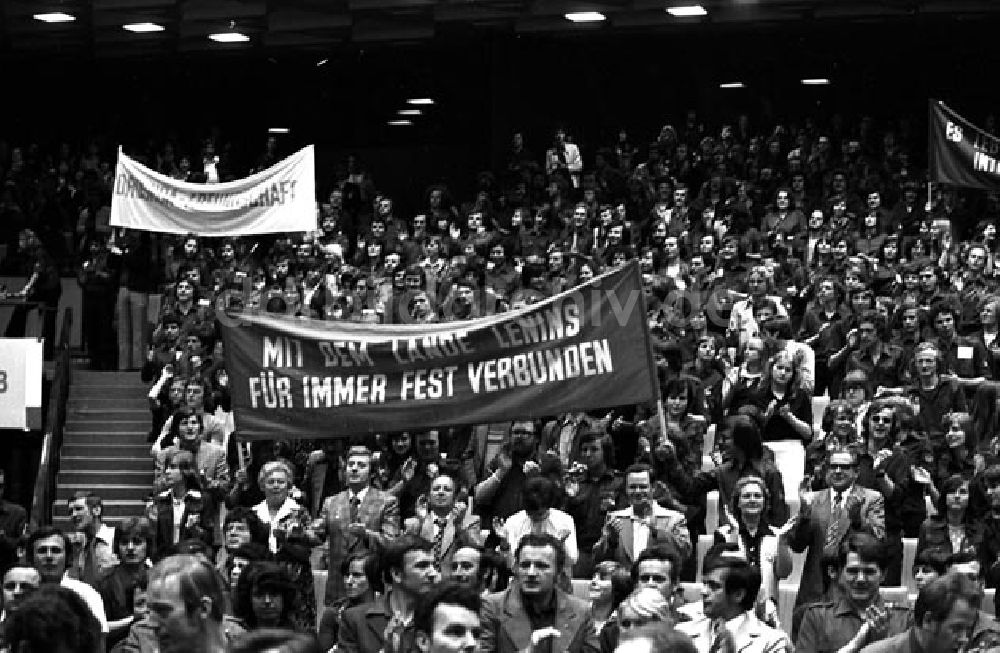 DDR-Bildarchiv: Berlin - Von der Freundschaftskundgebung im Palast der Republik in Berlin. Foto: Schönefeld