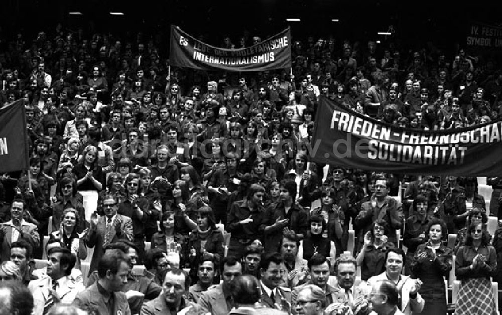 DDR-Fotoarchiv: Berlin - Von der Freundschaftskundgebung im Palast der Republik in Berlin. Foto: Schönefeld