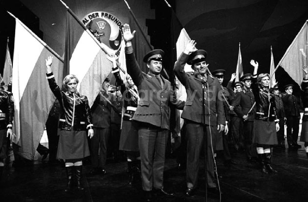 DDR-Bildarchiv: Berlin - Von der Freundschaftskundgebung im Palast der Republik in Berlin. Foto: Schönefeld