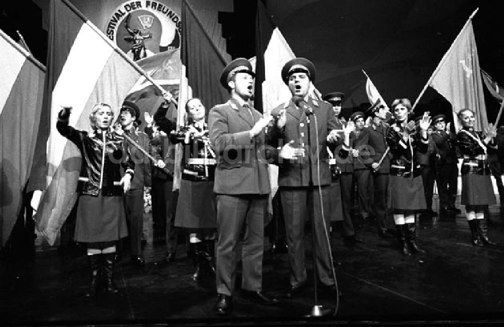 DDR-Bildarchiv: Berlin - Von der Freundschaftskundgebung im Palast der Republik in Berlin. Foto: Schönefeld