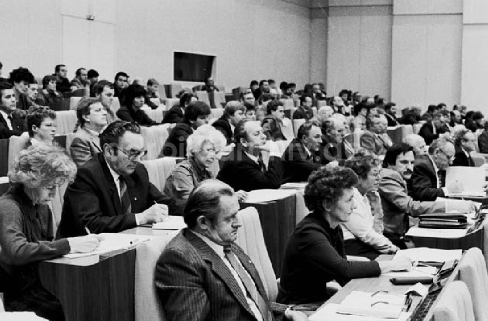 DDR-Fotoarchiv: Berlin - 28.11.1986 Von der 3.Volkskammer während der Abstimmung.