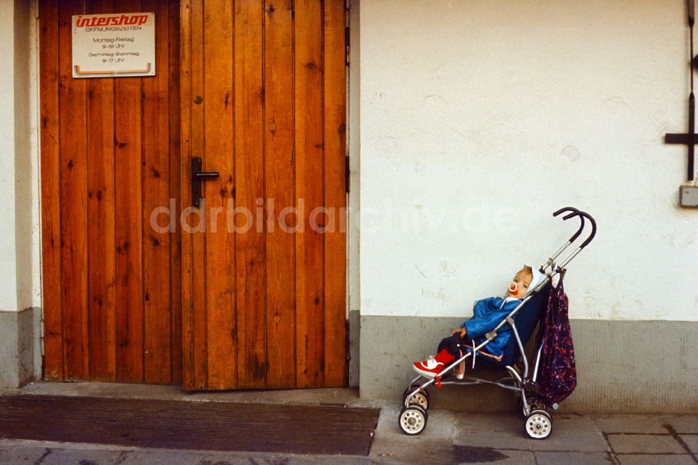 DDR-Bildarchiv: Berlin - Vor dem Eingang eines Intershops in Berlin in der DDR