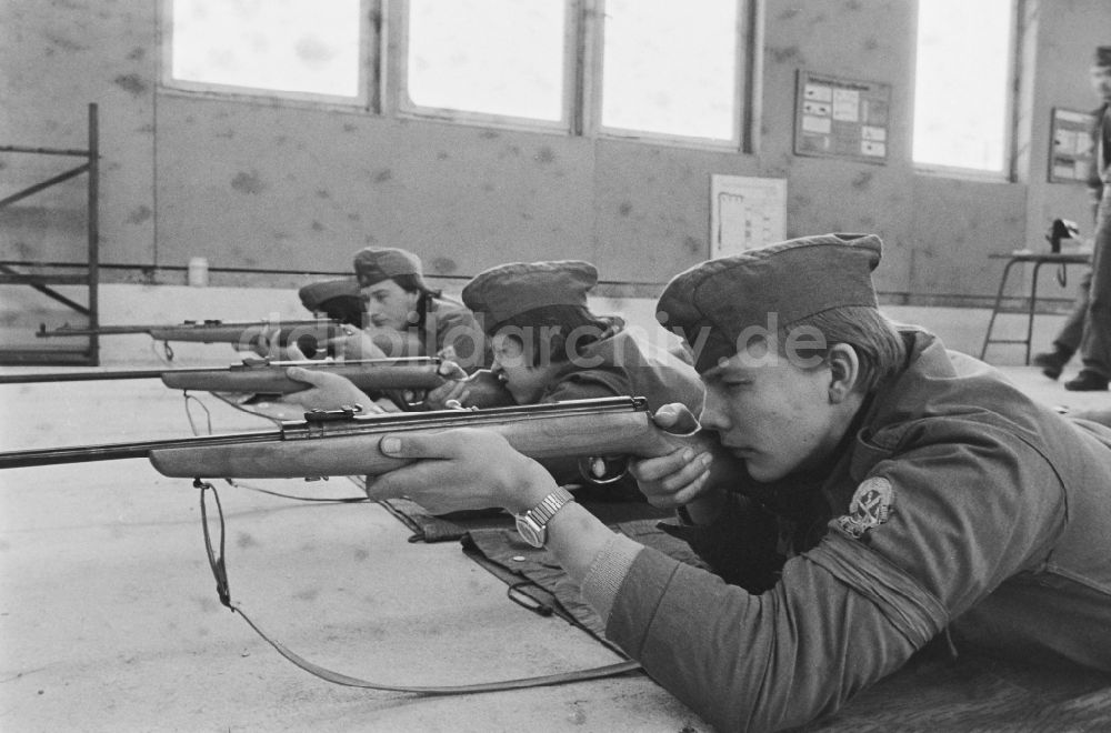 Hoppegarten: Vormilitärische Grundausbildung in der Uniform der GST Gesellschaft für Sport und Technik in Hoppegarten in der DDR