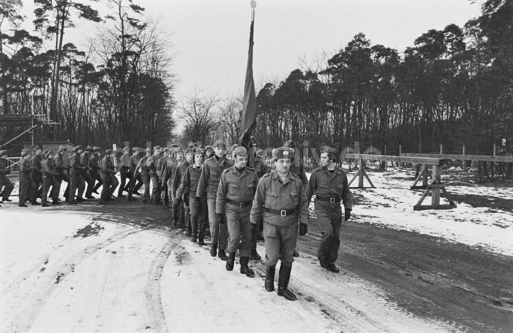 DDR-Fotoarchiv: Hoppegarten - Vormilitärische Grundausbildung in der Uniform der GST Gesellschaft für Sport und Technik in Hoppegarten in der DDR