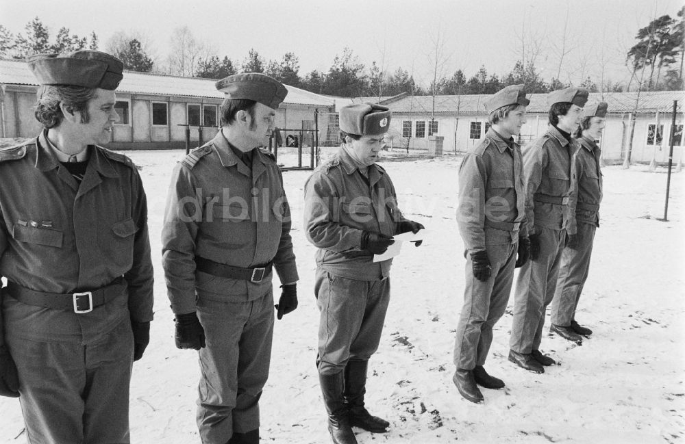 Hoppegarten: Vormilitärische Grundausbildung in der Uniform der GST Gesellschaft für Sport und Technik in Hoppegarten in der DDR