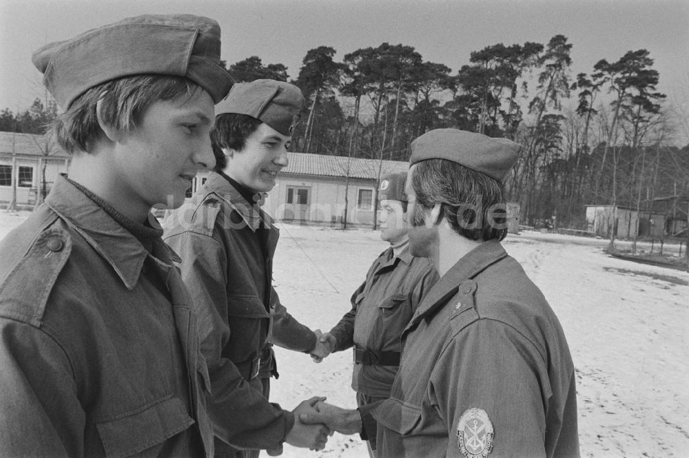 DDR-Bildarchiv: Hoppegarten - Vormilitärische Grundausbildung in der Uniform der GST Gesellschaft für Sport und Technik in Hoppegarten in der DDR