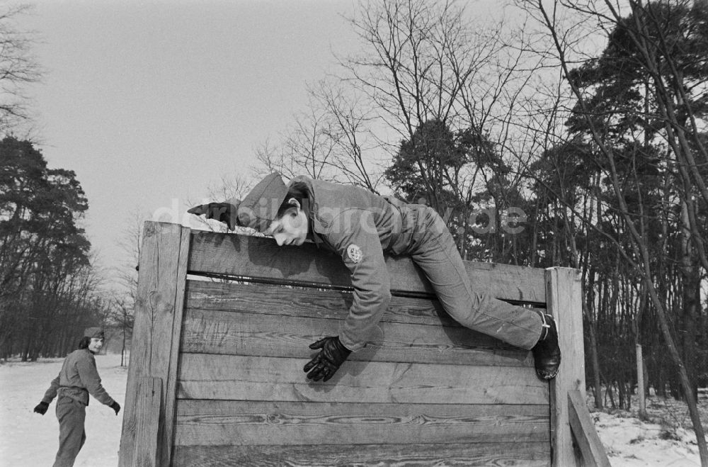 DDR-Fotoarchiv: Hoppegarten - Vormilitärische Grundausbildung in der Uniform der GST Gesellschaft für Sport und Technik in Hoppegarten in der DDR