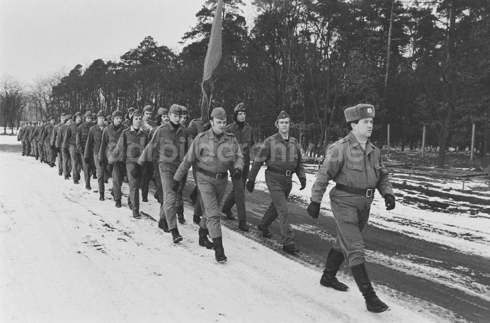 DDR-Bildarchiv: Hoppegarten - Vormilitärische Grundausbildung in der Uniform der GST Gesellschaft für Sport und Technik in Hoppegarten in der DDR