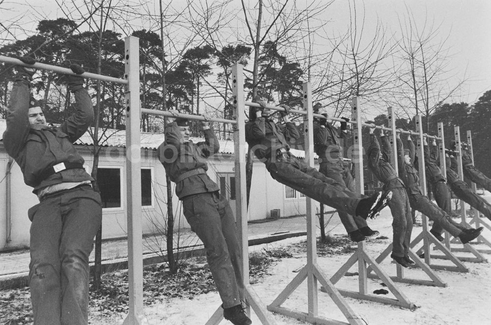 Hoppegarten: Vormilitärische Grundausbildung in der Uniform der GST Gesellschaft für Sport und Technik in Hoppegarten in der DDR