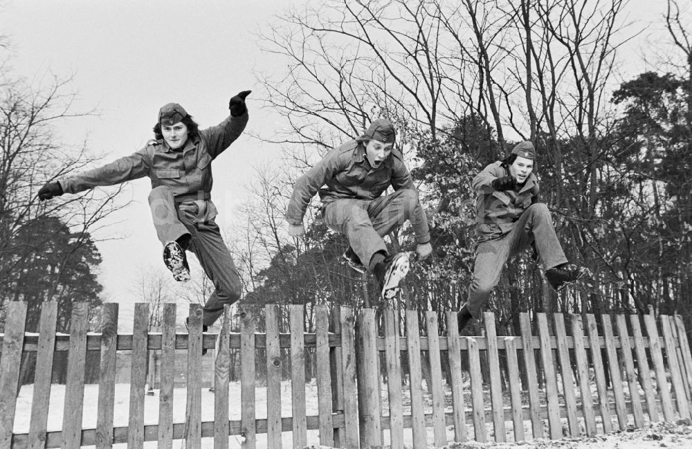 DDR-Bildarchiv: Hoppegarten - Vormilitärische Grundausbildung in der Uniform der GST Gesellschaft für Sport und Technik in Hoppegarten in der DDR