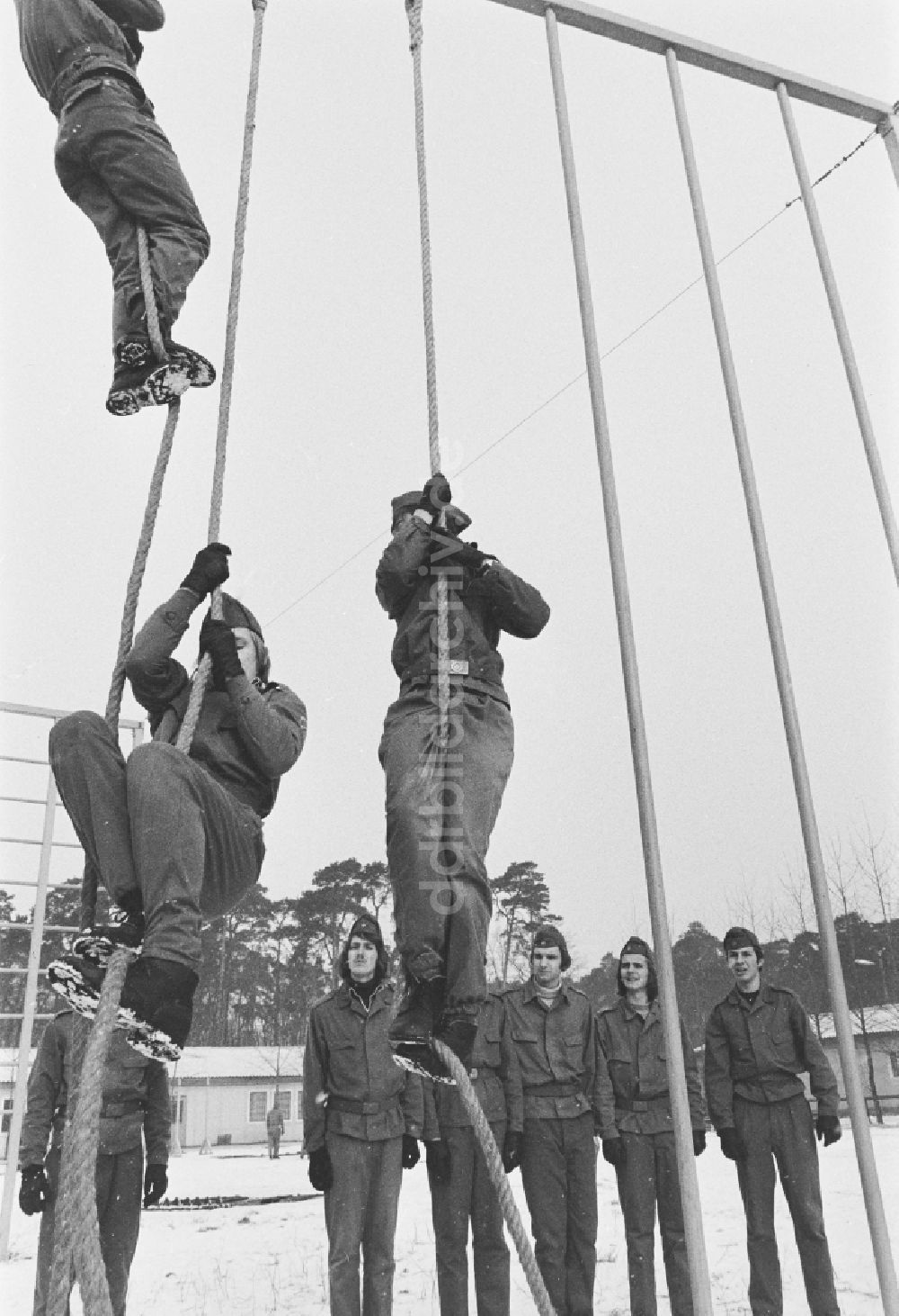 DDR-Fotoarchiv: Hoppegarten - Vormilitärische Grundausbildung in der Uniform der GST Gesellschaft für Sport und Technik in Hoppegarten in der DDR