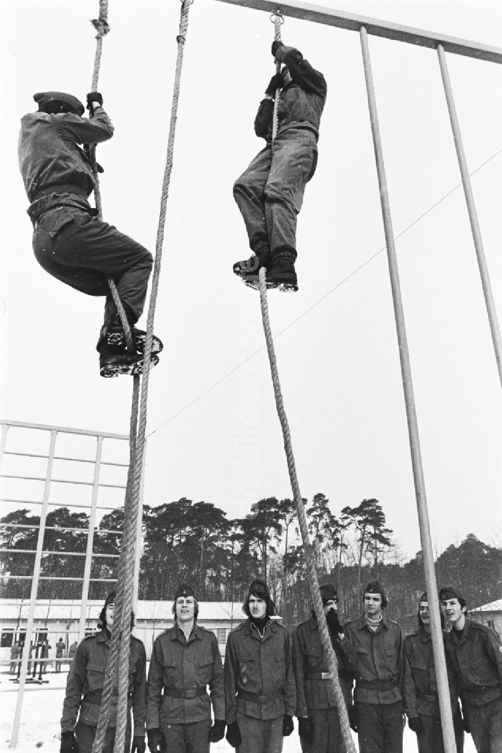 Hoppegarten: Vormilitärische Grundausbildung in der Uniform der GST Gesellschaft für Sport und Technik in Hoppegarten in der DDR