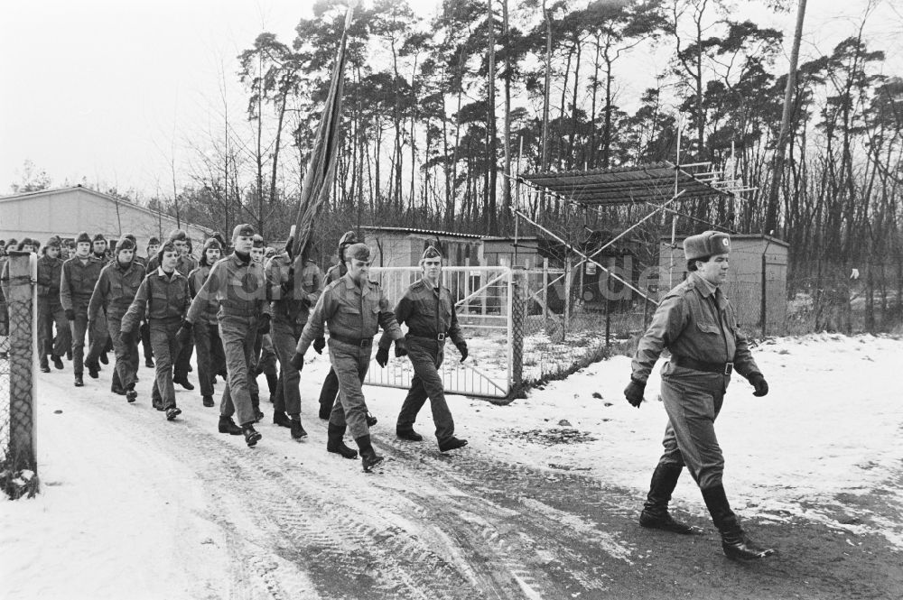 DDR-Bildarchiv: Hoppegarten - Vormilitärische Grundausbildung in der Uniform der GST Gesellschaft für Sport und Technik in Hoppegarten in der DDR