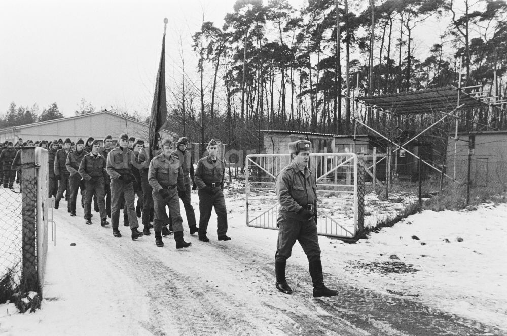 DDR-Fotoarchiv: Hoppegarten - Vormilitärische Grundausbildung in der Uniform der GST Gesellschaft für Sport und Technik in Hoppegarten in der DDR