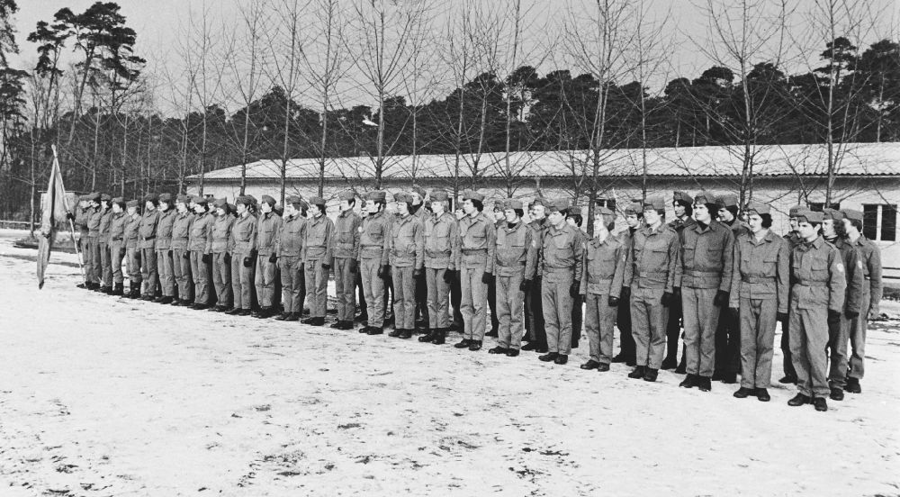 Hoppegarten: Vormilitärische Grundausbildung in der Uniform der GST Gesellschaft für Sport und Technik in Hoppegarten in der DDR